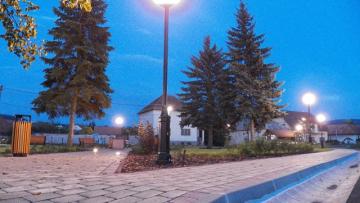 Autor: V.Vanga - Obecný park v noci Autor: V.Vanga - Obecný park v noci