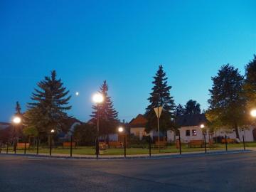 Autor: V.Vanga - Obecný park v noci Autor: V.Vanga - Obecný park v noci