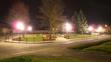 Autor: V.Vanga - Obecný park v noci Autor: V.Vanga - Obecný park v noci