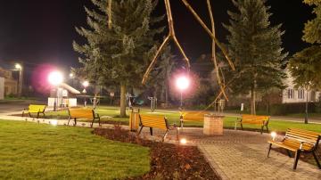 Autor: V.Vanga - Obecný park v noci Autor: V.Vanga - Obecný park v noci