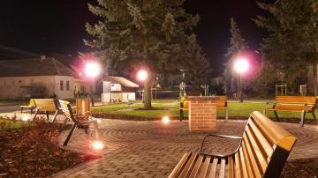 Autor: V.Vanga - Obecný park v noci Autor: V.Vanga - Obecný park v noci