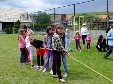 Dievčatá a chlapci proti sebe Dievčatá a chlapci proti sebe