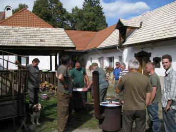 Poľovníci varia chutný guláš Poľovníci varia chutný guláš