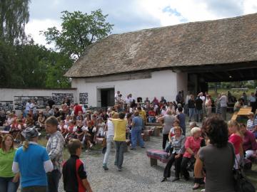 Návštevníci na gazdovskom dvore Návštevníci na gazdovskom dvore