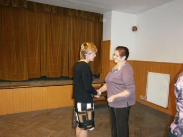 Gratulácia a odovzdanie darčeka Gratulácia a odovzdanie darčeka