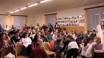 Deti s rodičmi na stretnutí s Mikulášom Deti s rodičmi na stretnutí s Mikulášom