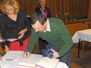 odovzdávanie plakiet a ďakovných listov odovzdávanie plakiet a ďakovných listov