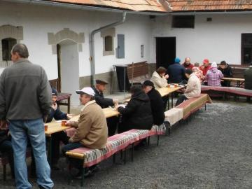 Posedenie s občerstvením na dvore ľudového domu Posedenie s občerstvením na dvore ľudového domu