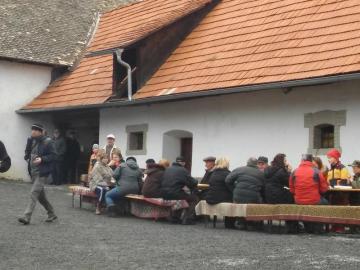 Posedenie s občerstvením na dvore ľudového domu Posedenie s občerstvením na dvore ľudového domu