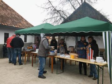 Kapustnica, palacinky, klobásy, jaternice sa míňal Kapustnica, palacinky, klobásy, jaternice sa míňal